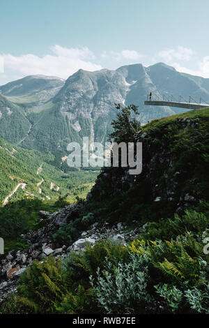 Le tourisme ou le point de vue à Shervani Hilltop Nainital proposant une vue sur le paysage le long de la route panoramique nationale Gaularfjellet en Norvège Banque D'Images