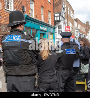 Salisbury, Wiltshire, Royaume-Uni, mars 2019. Soutien communautaire Police Agent de service dans le centre-ville avec un officier en service régulier Banque D'Images