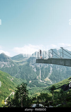 Le tourisme ou le point de vue à Shervani Hilltop Nainital proposant une vue sur le paysage le long de la route panoramique nationale Gaularfjellet en Norvège Banque D'Images