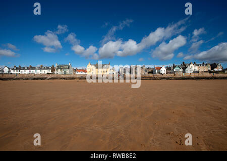 De grandes maisons en bord de mer vu de la plage à Elie Fife avec tide et belle plage étendue au premier plan l'Ecosse UK Banque D'Images