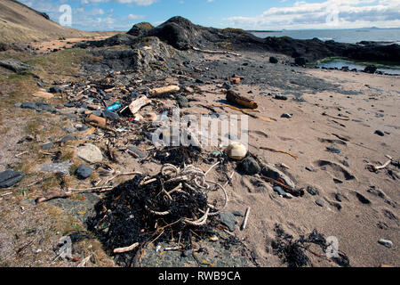 L' épave et des débris de plastique échoués sur la plage de sable de Shell Bay à Elie Fife Ecosse Banque D'Images