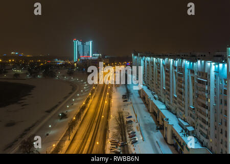 MINSK, BELARUS - Décembre 2018 : lumières de la ville nocturne. Gratte-ciel de lumière reflétée dans l'eau du lac Banque D'Images