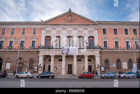 Bari, Pouilles, Italie - Façade de théâtre (Teatro Piccinni Niccolo Piccinni) dans la région des Pouilles. Banque D'Images
