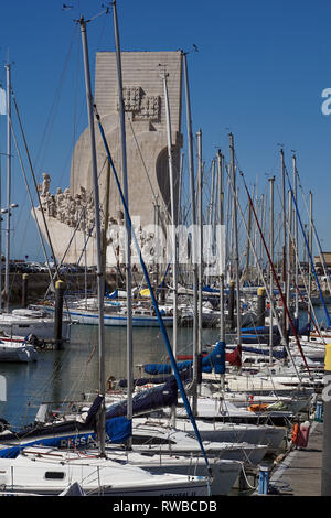 Lisbonne / Portugal - Août 2018 : Padrao dos Descobrimentos (Monument des Découvertes) statue et memorial à Belem avec yachts dans l'avant-plan Banque D'Images