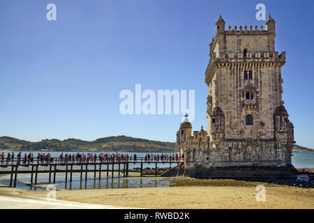 Lisbonne, Portugal, août 2017 ; les touristes la mise en queue sur le pont de bois à obtenir à l'intérieur de la Tour de Belém sur le Tage Banque D'Images