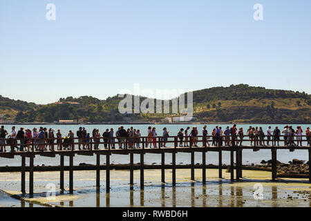 Lisbonne, Portugal, août 2017 ; les touristes la mise en queue sur le pont de bois à obtenir à l'intérieur de la Tour de Belém sur le Tage Banque D'Images