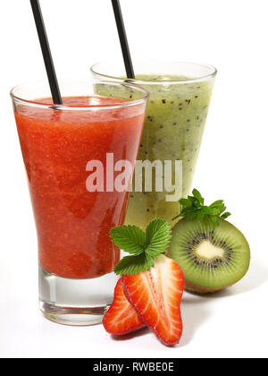 Jus de fraise et Kiwi sur fond blanc Banque D'Images