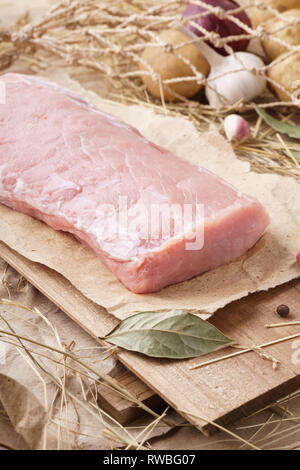 - La viande de porc cru ou beef carbonade filet. La viande fraîche et des ingrédients. Style rustique. Banque D'Images