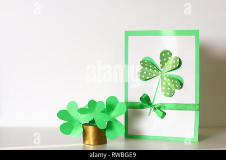 Bricolage St Patrick Day Greeting card en carton et papier trèfles sur fond gris. Idée cadeau, décoration Printemps, Patrick Day. Étape par étape. Top v Banque D'Images