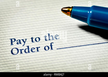 Le paiement des factures et de l'argent avec un chèque et un stylo Banque D'Images