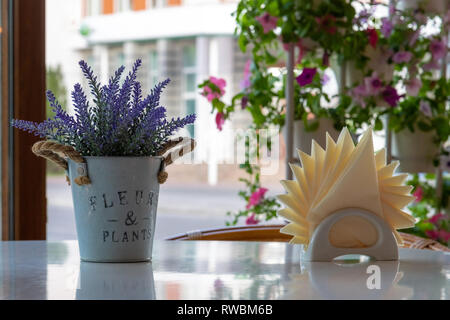 Heather et serviettes un sur une table dans un café Banque D'Images