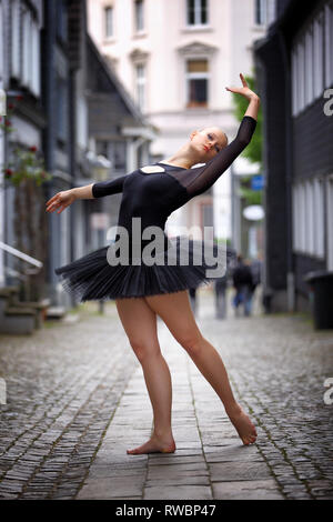 Une ballerine danse dans un environnement urbain Banque D'Images