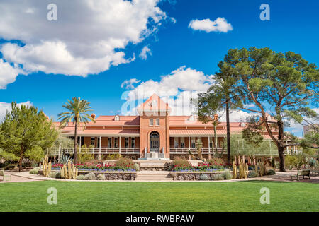 L'ancien bâtiment principal, sur le campus de l'Université de l'Arizona à Tucson, Arizona, USA Banque D'Images