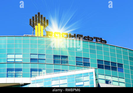 Samara, Russie - 12 juin 2017 : l'emblème de la compagnie pétrolière Rosneft sur l'immeuble de bureaux. Rosneft est l'une des plus grandes compagnies pétrolières russes Banque D'Images