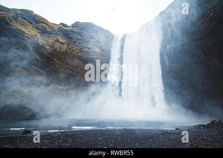 Cascade de Skogafoss étonnant situé en Islande Banque D'Images