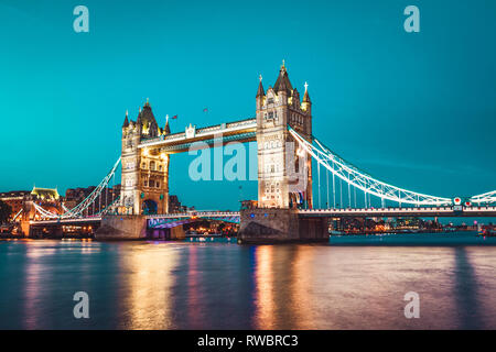 Allumé le Tower Bridge juste après le coucher du soleil Banque D'Images