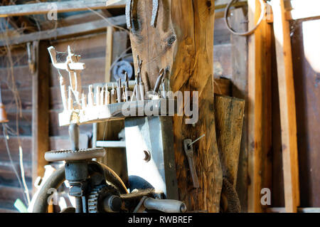 Vieux Outils de remise à outils abandonnés Banque D'Images