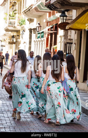 Cartagena Colombie,Centre,Centre,Ciudad Amurallada,Centro,résidentes hispaniques,rue étroite,piétons,femmes,jeunes adultes,fête de Bachelorette, Banque D'Images