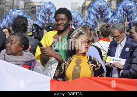 Milan, le 02 février, 2019, grand événement populaire 'les gens - le premier des personnes, plus de 200 000 dans le square, 1200 associations et organismes sans but lucratif contre le fascisme, le racisme et toutes les formes de discrimination Banque D'Images