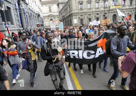 Milan, le 02 février, 2019, grand événement populaire 'les gens - le premier des personnes, plus de 200 000 dans le square, 1200 associations et organismes sans but lucratif contre le fascisme, le racisme et toutes les formes de discrimination Banque D'Images