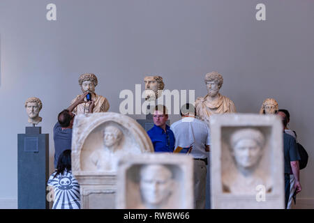 La prise de photo du visiteur en portrait du co-empereur Lucius Verus, Portraits romains : sculptures en pierre, le Metropolitan Museum of Art Banque D'Images