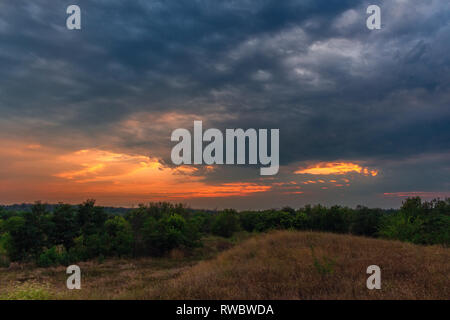Paysage de steppe d'été. Beau coucher de soleil d'été dans Krivoï Rog, Ukraine. Beau temps nuageux Banque D'Images
