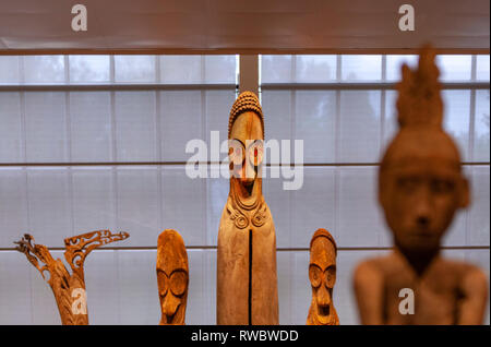 Les chiffres du groupe gong Vanuatu et les Polonais de bis Asmat Art de l'Océanie.The Metropolitan Museum of Art, Banque D'Images