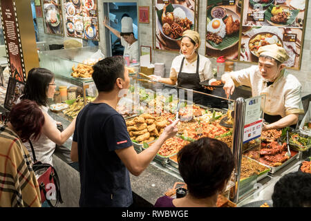 Singapour - Le 28 janvier 2019 : - Les clients l'achat de repas sur une aire de restauration dans le Shoppes at Marina Bay Sands à Singapour Banque D'Images