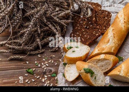 Le pain baguette,on table Banque D'Images