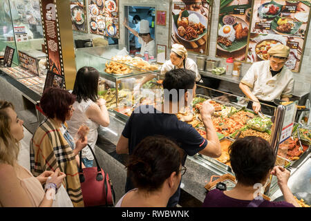 Singapour - Le 28 janvier 2019 : - Les clients l'achat de repas sur une aire de restauration dans le Shoppes at Marina Bay Sands à Singapour Banque D'Images