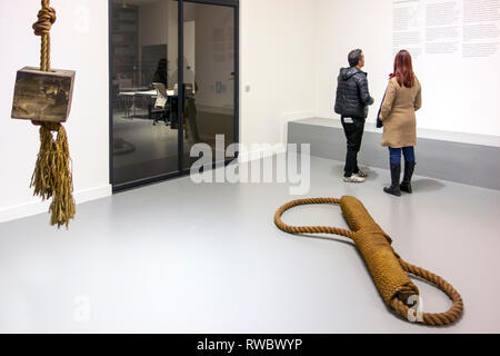 Les visiteurs qui cherchent à l'art moderne dans le MuHKA / Museum van Hedendaagse Kunst / Musée d'art contemporain de la ville d'Anvers, Belgique Banque D'Images