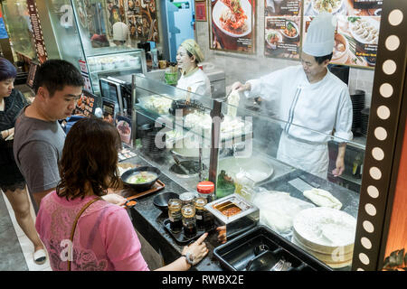 Singapour - Le 28 janvier 2019 : - Les clients l'achat de repas sur une aire de restauration dans le Shoppes at Marina Bay Sands à Singapour Banque D'Images