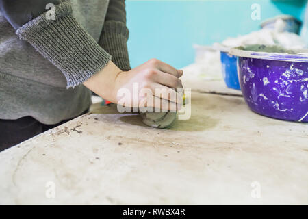 Portrait de femme mains potter de la pâte à modeler sur la table à l'atelier de poterie sur l'art de l'atelier. Banque D'Images