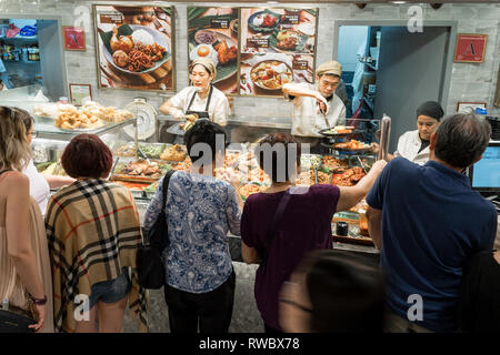 Singapour - Le 28 janvier 2019 : - Les clients l'achat de repas sur une aire de restauration dans le Shoppes at Marina Bay Sands à Singapour Banque D'Images