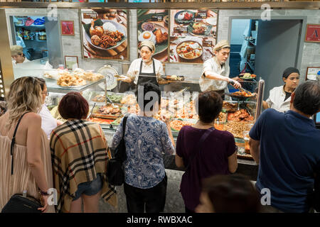 Singapour - Le 28 janvier 2019 : - Les clients l'achat de repas sur une aire de restauration dans le Shoppes at Marina Bay Sands à Singapour Banque D'Images