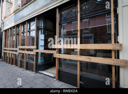 Ashbourne, UK. 5e Mar, 2019. Le Mardi Gras Royal Football, jour 1 ; un local avec une boutique Ashbourne sont montés à bord avant le match de football annuel Le Mardi gras : Action Crédit Plus Sport/Alamy Live News Banque D'Images