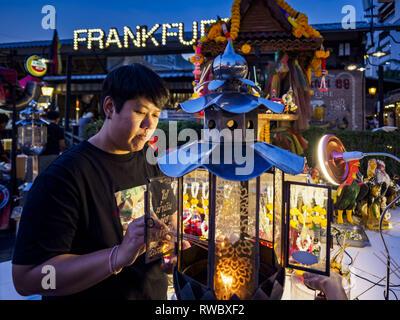 Bangkok, Bangkok, Thaïlande. 5e Mar, 2019. Un homme qui travaille dans le marché de nuit de Ratchada lights d'encens avant de commencer son quart de travail. Le Ratchada Night Market est le plus récent du marché de nuit à Bangkok. A l'origine c'était un petit marché de nuit populaire auprès de la population locale, mais maintenant, c'est destination touristique. La plupart des nuits, le marché est bloqué avec les touristes étrangers. Crédit : Jack Kurtz/ZUMA/Alamy Fil Live News Banque D'Images