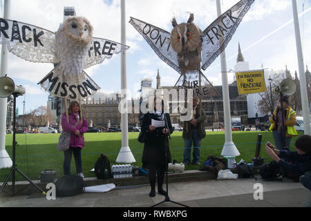 Londres, Royaume-Uni. 5e Mar 2019. 11h00. Sans fracturation protestation sur la place du Parlement. L'ombre du travail Ministre de l'industrie Long Rebecca Bailey traite de l'impact écologique d'un des sites de forage au Royaume-Uni, le Crédit : Philip Robins/Alamy Live News Banque D'Images