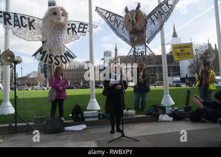 Londres, Royaume-Uni. 5e Mar 2019. 11h00. Sans fracturation protestation sur la place du Parlement. L'ombre du travail Ministre de l'industrie Long Rebecca Bailey traite de l'impact écologique d'un des sites de forage au Royaume-Uni, le Crédit : Philip Robins/Alamy Live News Banque D'Images