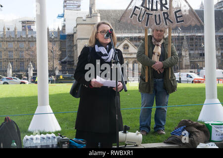 Londres, Royaume-Uni. 5e Mar 2019. 11h00. Sans fracturation protestation sur la place du Parlement. L'ombre du travail Ministre de l'industrie Long Rebecca Bailey traite de l'impact écologique d'un des sites de forage au Royaume-Uni, le Crédit : Philip Robins/Alamy Live News Banque D'Images