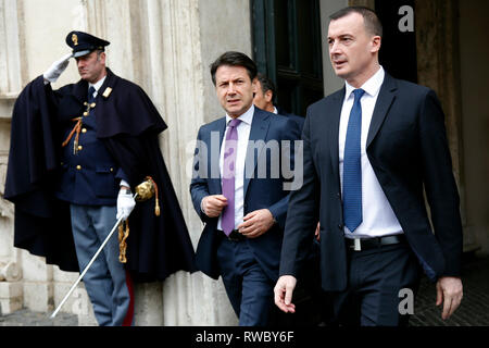 Rome, Italie. Le 05 Mar, 2019. Giuseppe Conte Rome le 5 mars 2019. Palazzo Chigi. Le Premier ministre italien entouré de journalistes, cameraman et photographes, tandis que la presse parle d'après la rencontre avec le ministre de l'intérieur et le ministre du développement économique à propos de TAV (ligne Turin-Lyon de train à grande vitesse). Foto Samantha Zucchi Insidefoto insidefoto Crédit : srl/Alamy Live News Banque D'Images