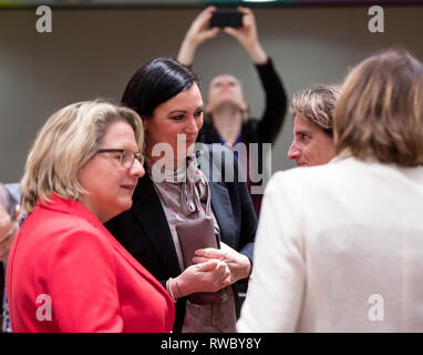 05 mars 2019, Belgique, Bruxelles : 05.03.2019, Belgique, Bruxelles : Ministre fédéral allemand de l'environnement, de la Conservation de la nature et de la sûreté nucléaire Svenja Schulze (L) parle avec le Ministre autrichien de la durabilité et du tourisme Elisabeth Kostinger (R) au cours de l'environnement dans le bâtiment du conseil d'Europa, le Conseil de l'UE, l'administration centrale à Bruxelles, Belgique, 05 mars 2019. À partir du 9 novembre 2017 au 18 décembre 2017, Elisabeth Koestinger a été président du Conseil National. - Pas de service de fil Photo : Thierry Monasse/dpa Banque D'Images