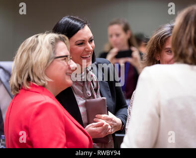 05 mars 2019, Belgique, Bruxelles : 05.03.2019, Belgique, Bruxelles : Ministre fédéral allemand de l'environnement, de la Conservation de la nature et de la sûreté nucléaire Svenja Schulze (L) parle avec le Ministre autrichien de la durabilité et du tourisme Elisabeth Kostinger (R) au cours de l'environnement dans le bâtiment du conseil d'Europa, le Conseil de l'UE, l'administration centrale à Bruxelles, Belgique, 05 mars 2019. À partir du 9 novembre 2017 au 18 décembre 2017, Elisabeth Koestinger a été président du Conseil National. - Pas de service de fil Photo : Thierry Monasse/dpa Banque D'Images