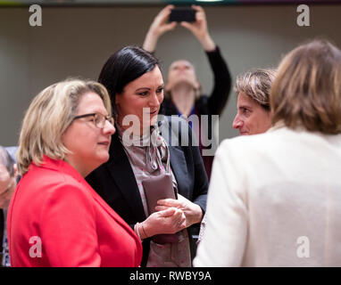 05 mars 2019, Belgique, Bruxelles : 05.03.2019, Belgique, Bruxelles : Ministre fédéral allemand de l'environnement, de la Conservation de la nature et de la sûreté nucléaire Svenja Schulze (L) parle avec le Ministre autrichien de la durabilité et du tourisme Elisabeth Kostinger (R) au cours de l'environnement dans le bâtiment du conseil d'Europa, le Conseil de l'UE, l'administration centrale à Bruxelles, Belgique, 05 mars 2019. À partir du 9 novembre 2017 au 18 décembre 2017, Elisabeth Koestinger a été président du Conseil National. - Pas de service de fil Photo : Thierry Monasse/dpa Banque D'Images