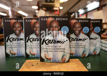 Huntington, USA. 08Th Mar, 2019. HUNTINGTON, NY - 4 mars : Karamo Brown signe des exemplaires de son livre 'Karamo : Mon histoire de Faire place au but, la guérison et l'espoir" au Réservez Revue le 4 mars 2019 à Huntington, New York. Credit : Debby Wong/Alamy Live News Banque D'Images