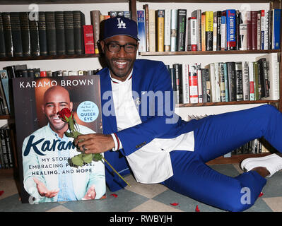 Huntington, USA. 08Th Mar, 2019. HUNTINGTON, NY - 4 mars : Karamo Brown signe des exemplaires de son livre 'Karamo : Mon histoire de Faire place au but, la guérison et l'espoir" au Réservez Revue le 4 mars 2019 à Huntington, New York. Credit : Debby Wong/Alamy Live News Banque D'Images