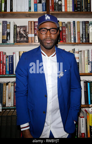 Huntington, USA. 08Th Mar, 2019. HUNTINGTON, NY - 4 mars : Karamo Brown signe des exemplaires de son livre 'Karamo : Mon histoire de Faire place au but, la guérison et l'espoir" au Réservez Revue le 4 mars 2019 à Huntington, New York. Credit : Debby Wong/Alamy Live News Banque D'Images