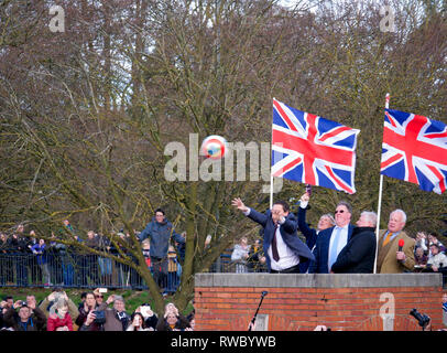 Ashbourne Derbyshire, Royaume-Uni. 5e Mar, 2019. Royal Ashbourne match de football sur le Mardi Gras Mardi Gras. Ye Olde & hugball médiévale antique jeu est l'ancêtre de football. C'est joué entre deux équipes, le Up'Ards & Bas'Ards, séparés par l'Henmore Brook river. Les objectifs sont 3 milles à Sturston Mill & Clifton Mill. Le poème de Charles Cotton burlesque sur le grand gel, datant de 1683, mentionne ce jeu à Ashbourne. Il était le cousin de Cockayne Aston baronet de Ashbourne, Derbyshire. De : Doug Blane/Alamy Live News Banque D'Images