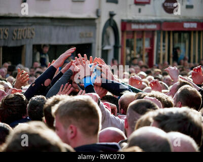 Ashbourne Derbyshire, Royaume-Uni. 5e Mar, 2019. Royal Ashbourne match de football sur le Mardi Gras Mardi Gras. Ye Olde & hugball médiévale antique jeu est l'ancêtre de football. C'est joué entre deux équipes, le Up'Ards & Bas'Ards, séparés par l'Henmore Brook river. Les objectifs sont 3 milles à Sturston Mill & Clifton Mill. Le poème de Charles Cotton burlesque sur le grand gel, datant de 1683, mentionne ce jeu à Ashbourne. Il était le cousin de Cockayne Aston baronet de Ashbourne, Derbyshire. De : Doug Blane/Alamy Live News Banque D'Images