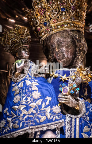 05 mars 2019, la Bavière, Griesstätt : La Vierge noire porte son superbe robe habillée récemment. Certaines paroisses catholiques célèbrent une tradition très spéciale au début du Carême : ils habillent leurs madones de nouveau, y compris la Vierge noire d'Altötting. Photo : Sina Schuldt/dpa Banque D'Images